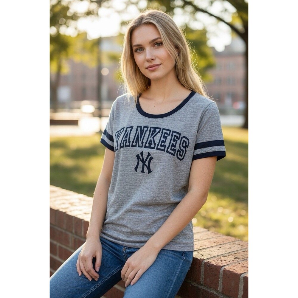 New Era Women’s Size XS New York Yankees Shirt Sports Space Dye Baseball